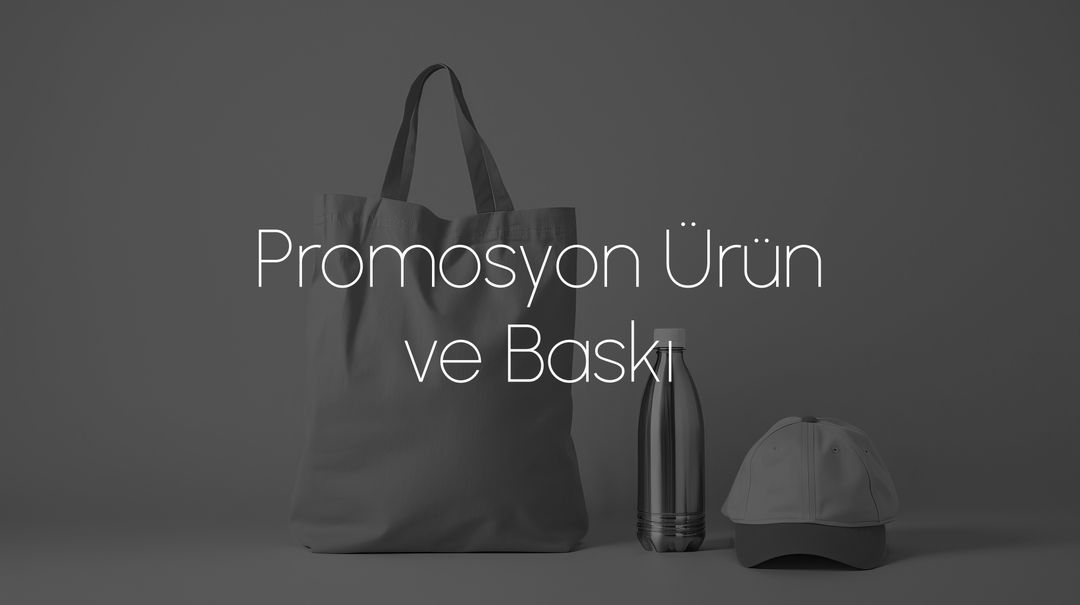 Bir bez çanta, metal termos ve beyaz beyzbol şapkası, arka planda 'Promosyon Ürün ve Baskı' yazısı ile.