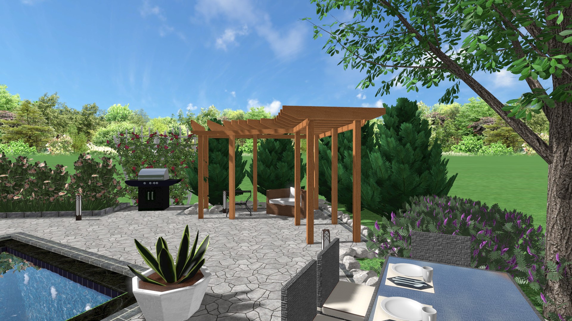 Bahçede masa ve sandalyeler, barbekü ızgarası, ahşap pergola altında oturma alanı ve çevresinde yeşil ağaçlar ve çiçekler.